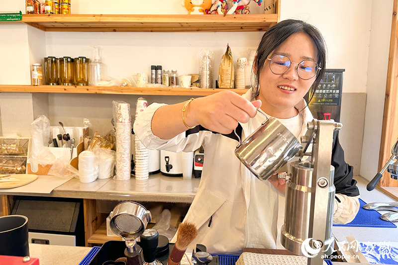 杜蓓蓓正在為客人制作她新學的飲品。人民網記者 李希蒙攝.jpg