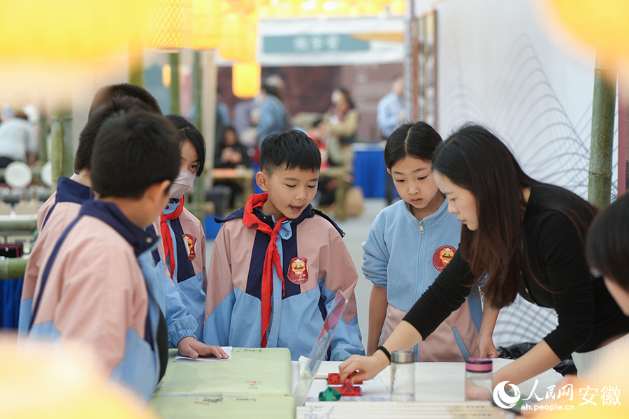 觀眾體驗宣紙制作。人民網記者 苗子健攝