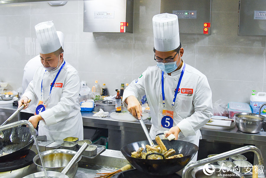 “你炒料来我颠勺”。人民网记者 李希蒙摄