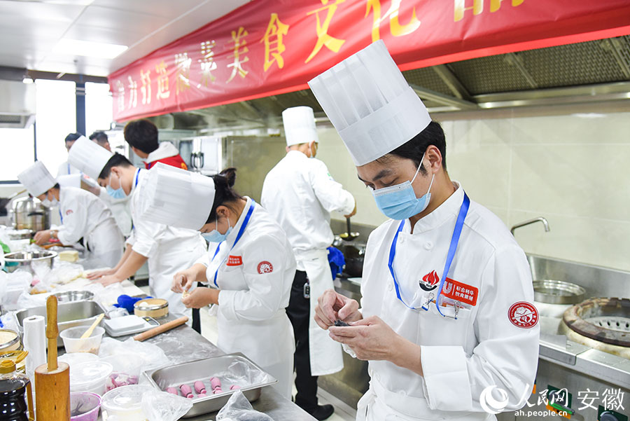 選手正在制作中式面點。人民網記者 李希蒙攝