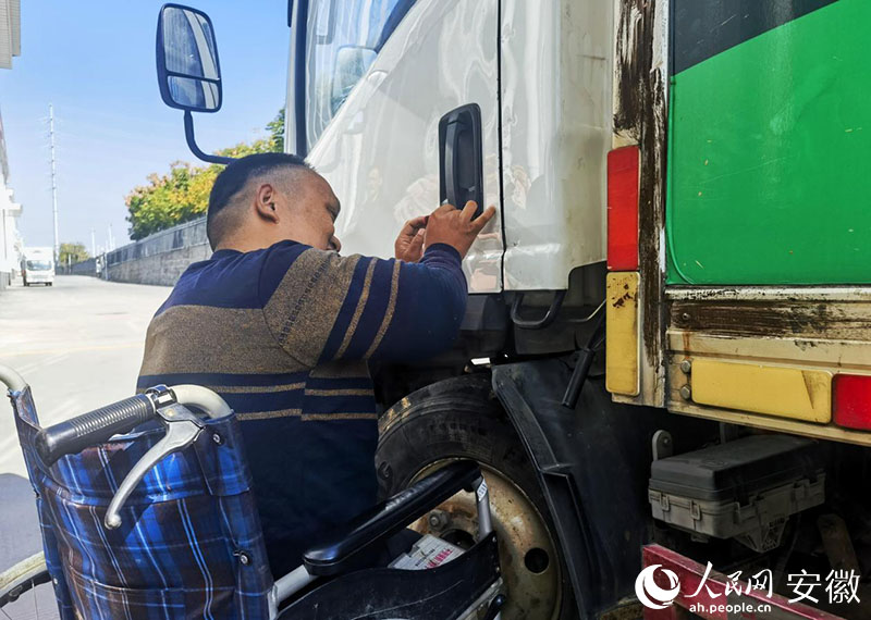 正在給貨車開鎖的馮永升。人民網記者 周坤攝