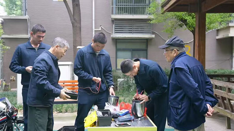 姚文正帶領學員為居民維修電器。合肥市蜀山區委宣傳部供圖