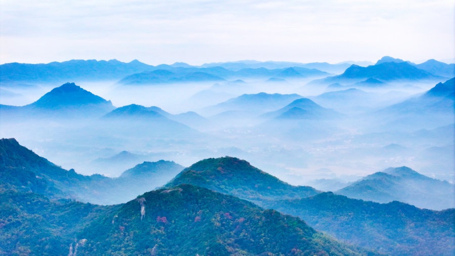 云雾山川，水墨画卷。鲁君元摄