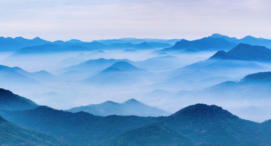 云雾山川，水墨画卷。鲁君元摄