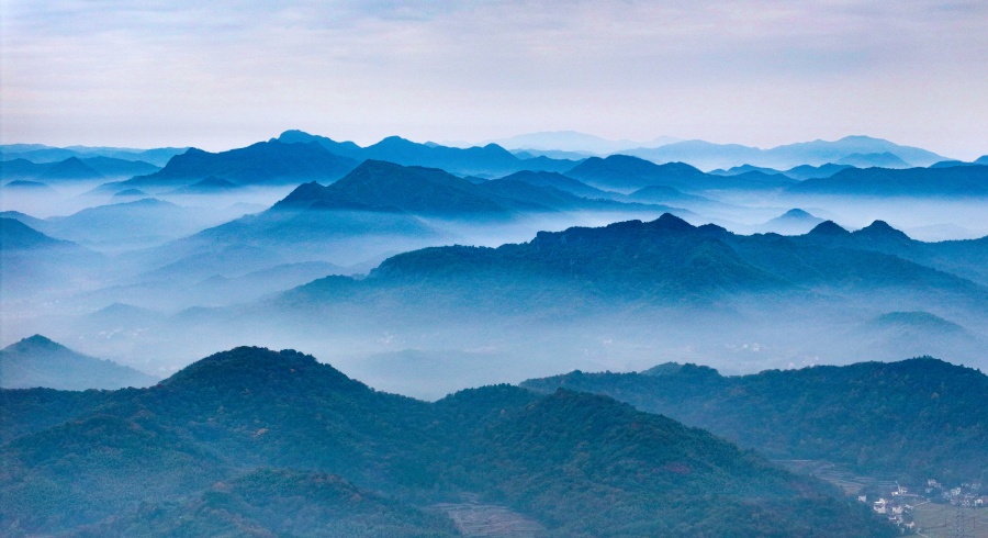 云雾山川，水墨画卷。鲁君元摄