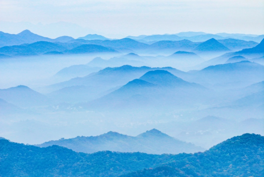 雲霧山川，水墨畫卷。魯君元攝