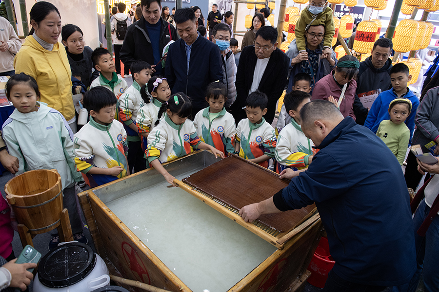 孩子們在體驗宣紙制作。