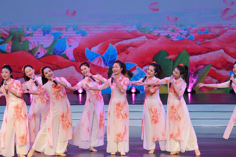 巢湖民歌《农家住在花海里》表演现场。