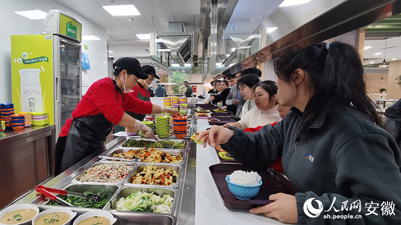 周邊員工來到餐飲中心用餐。人民網 胡雨鬆攝