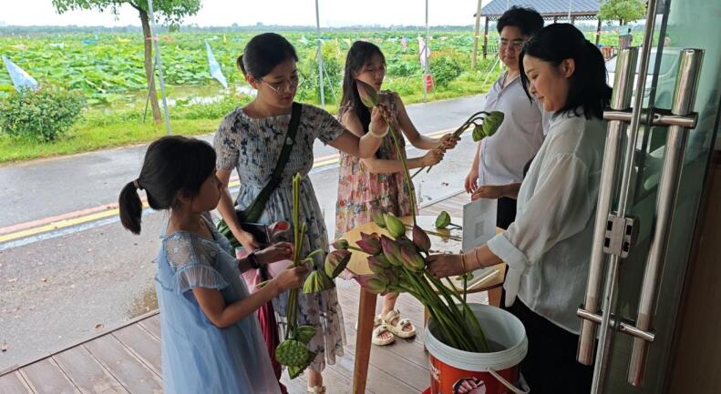 蔣崗村股份經濟合作社員工售賣產品。