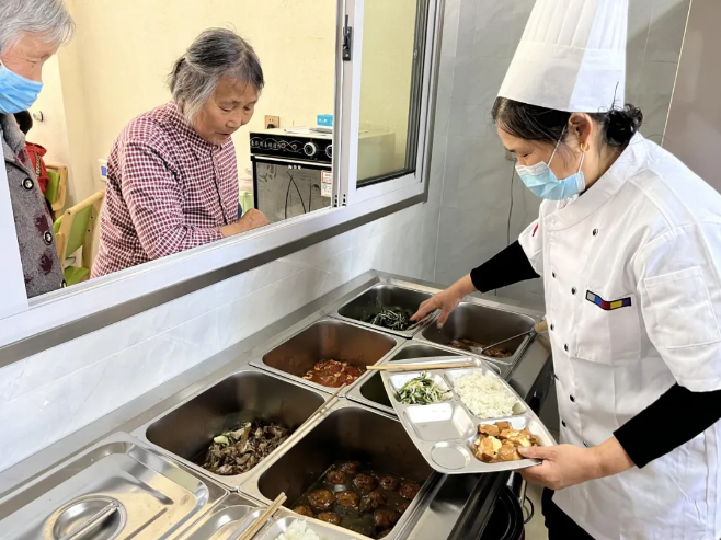 老年助餐点里，老人们排队打饭菜。全椒县委宣传部供图