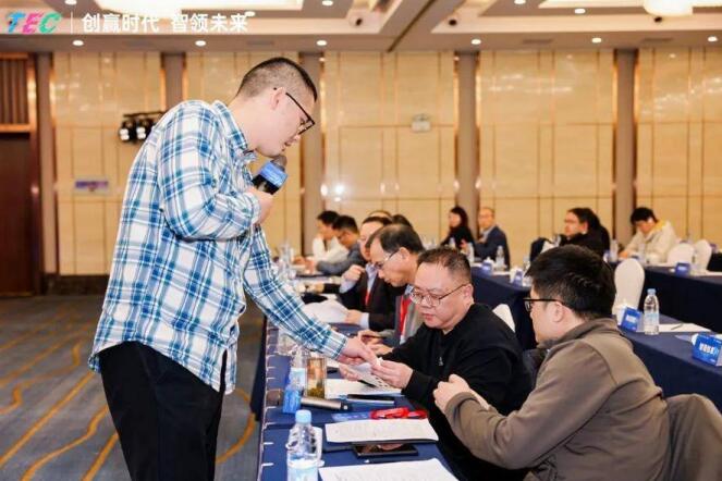 参赛团队向评委展示产品。