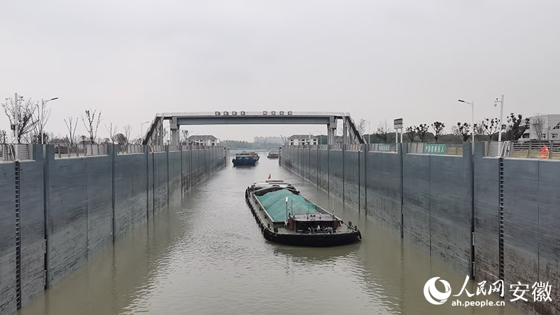 货船进入裕溪闸。人民网 胡雨松摄.jpg