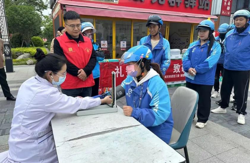 为外卖员群体组织体检。蒙城县委社会工作部供图