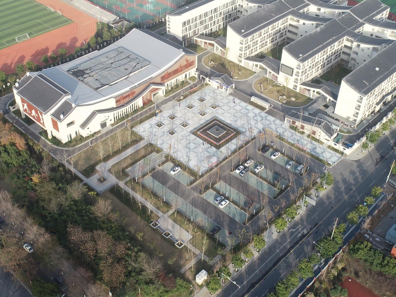 俯瞰宝山路学校附近新建的公园停车场。滁州市住建局供图