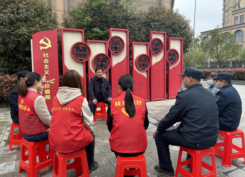 葛贻春同志在工作中。