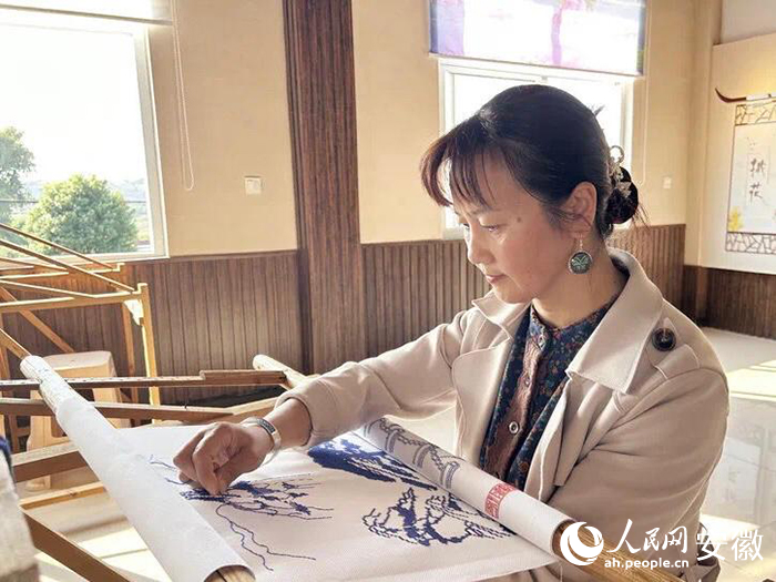 “望江挑花”非遗传承人房丽丽正在创作。人民网记者 高飞跃摄
