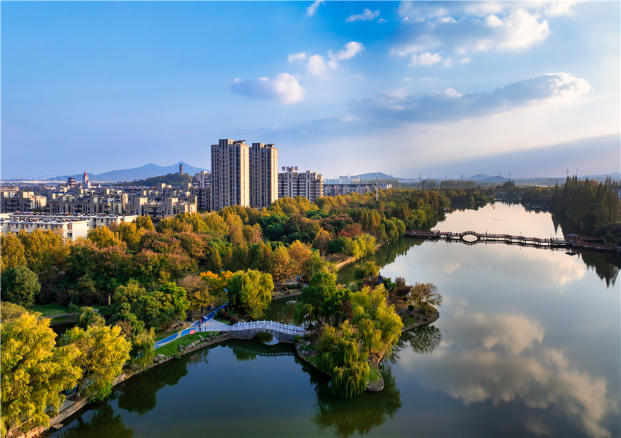 當涂縣護城河公園色彩斑斕，景美如畫。