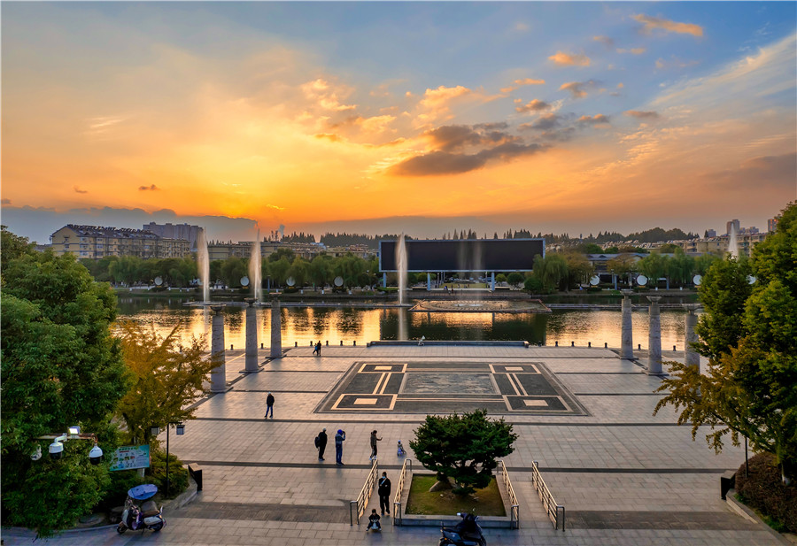 當涂縣護城河公園色彩斑斕，景美如畫。