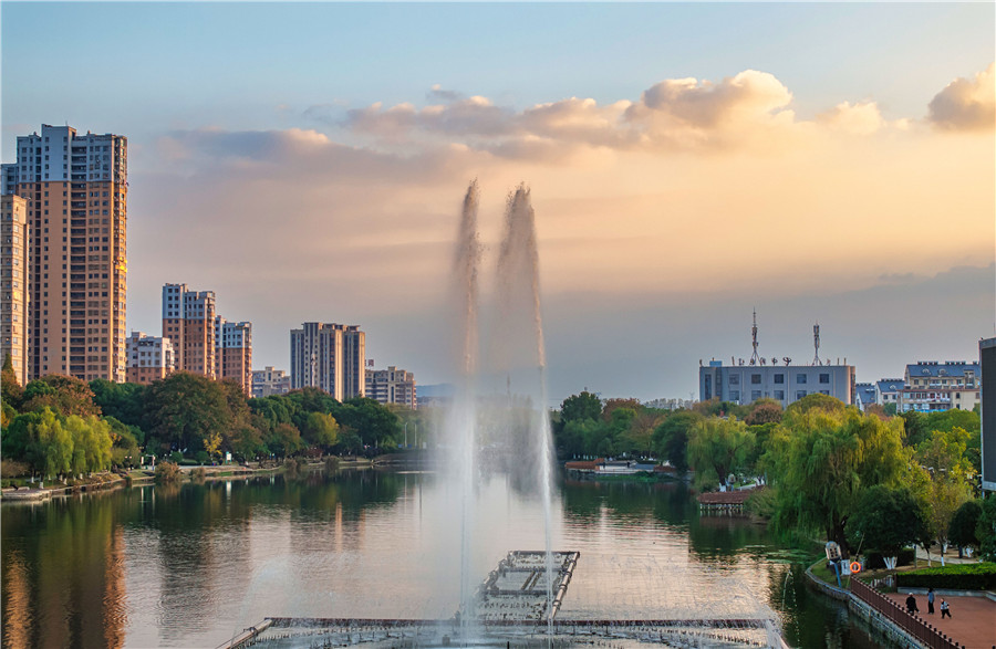 當涂縣護城河公園色彩斑斕，景美如畫。