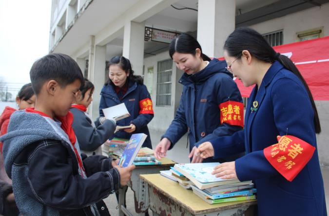 亳州市蒙城县坛城镇庞庙小学学生在图书漂流点选取图书。