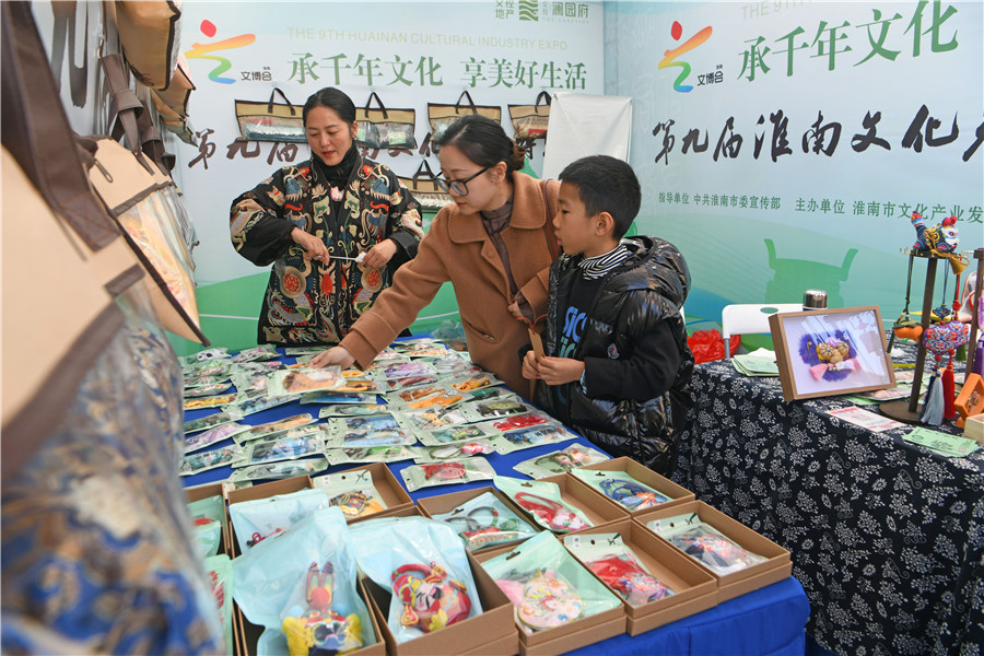 淮南市民在第九届淮南文博会现场了解寿州香包制作技艺。