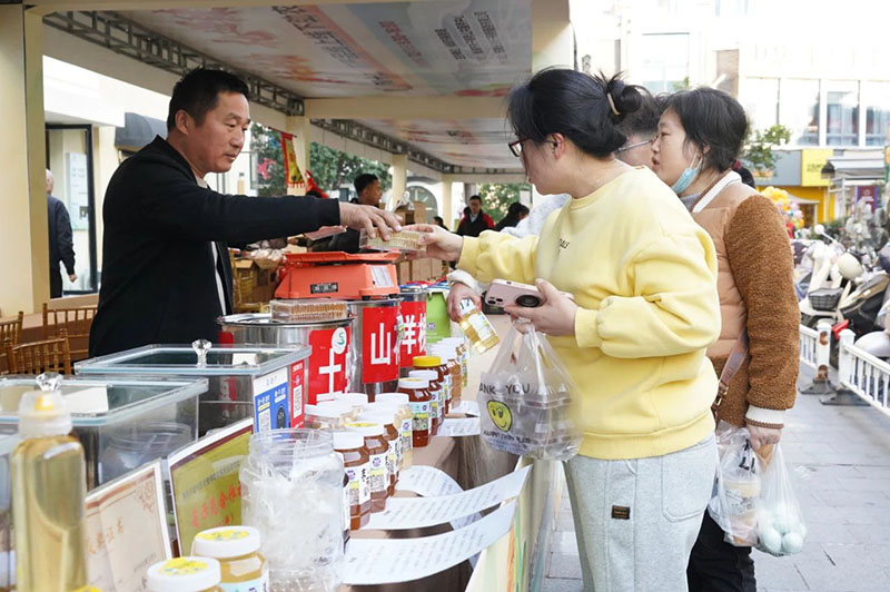 市民在耳街购物。