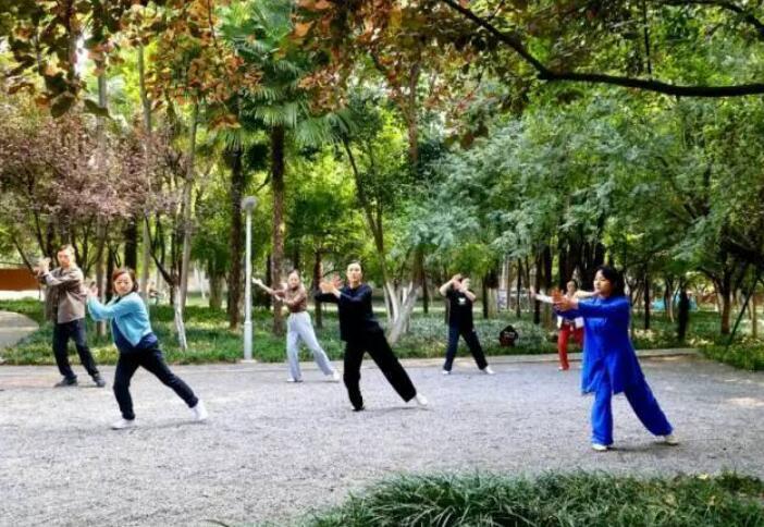 環城公園西山景區，體育健身指導員帶領群眾健身。