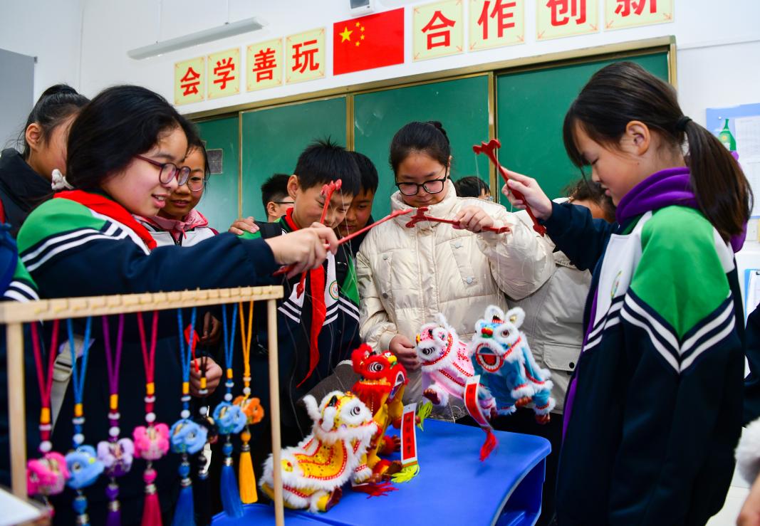 學生們體驗廬州獅舞文創作品。