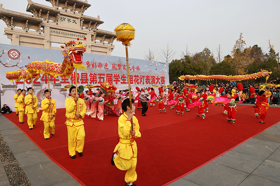 全椒县江海小学学生在表演《玩花灯》。
