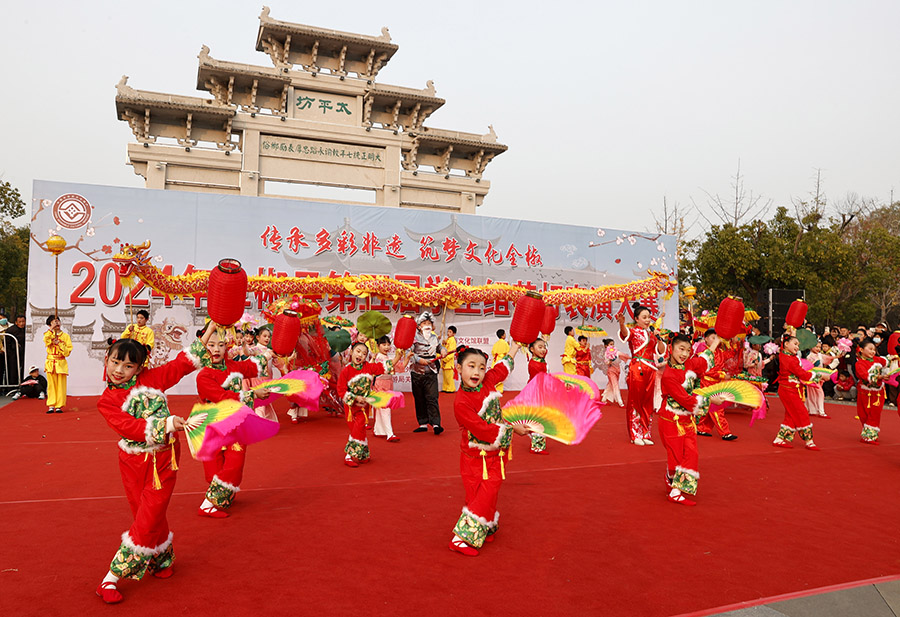 全椒县江海小学学生在表演《玩花灯》。