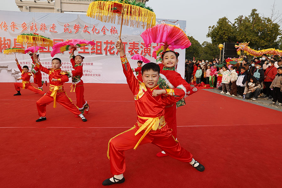 全椒县江海小学学生在表演《玩花灯》。