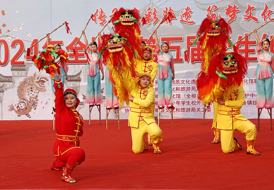 全椒县六镇镇明德小学学生在表演花灯《村娃闹春》。