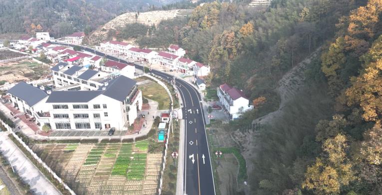 美丽公路助力乡村振兴。