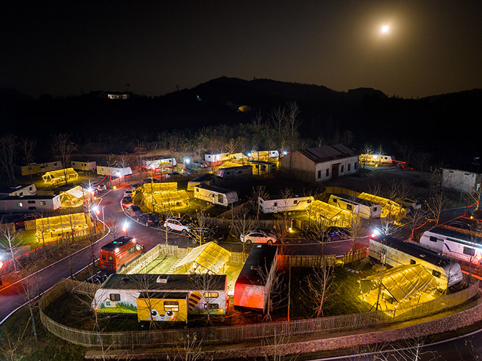 溪田房车露营地夜景