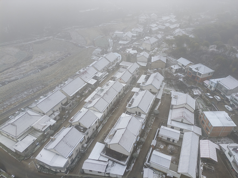 山村初雪美如画。熊凤霞摄