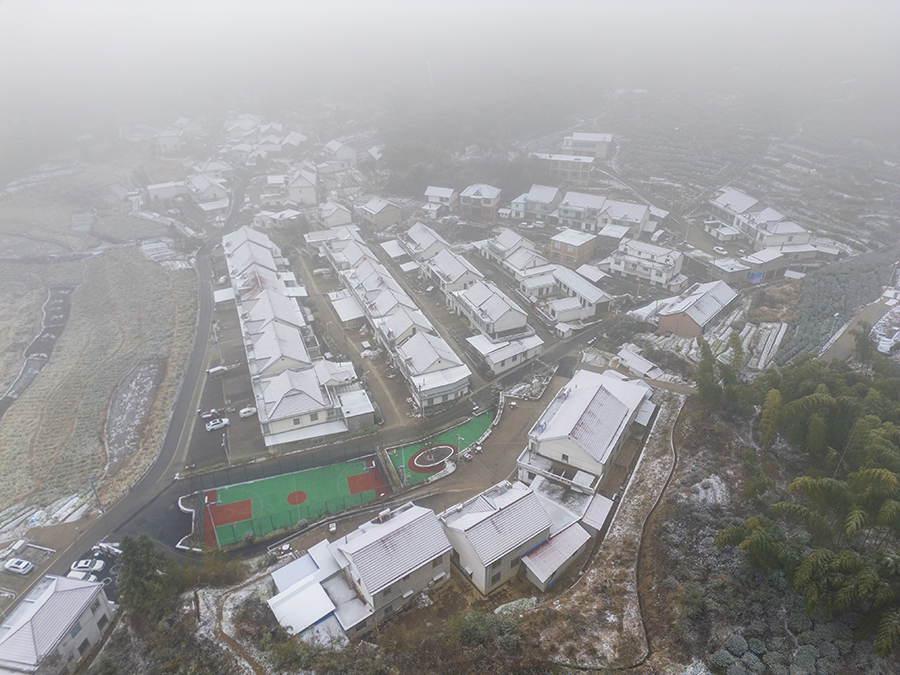 山村初雪美如画。熊凤霞摄