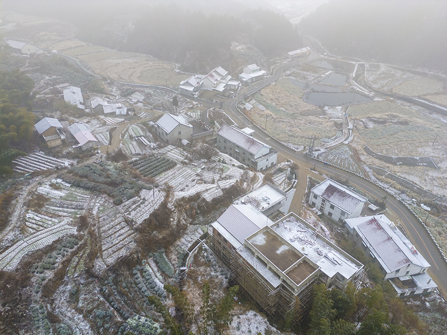 山村初雪美如画。熊凤霞摄