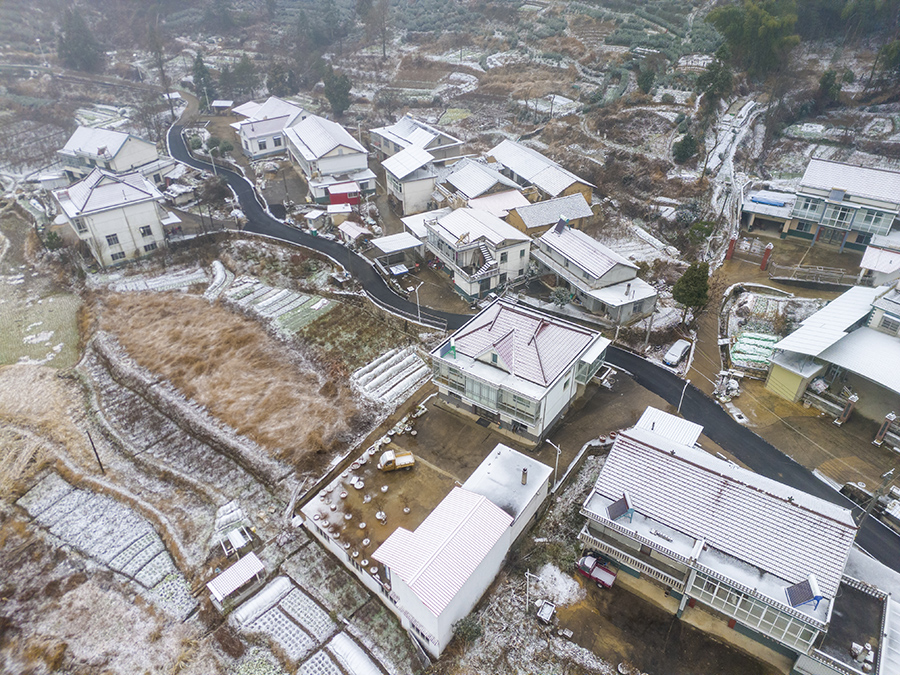 山村初雪美如画。熊凤霞摄