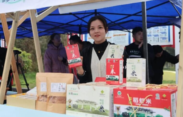 “新农人”村播点亮乡村发展新路径。