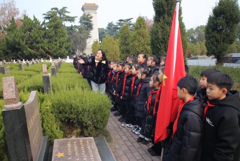 12月13日，天長市第四小學學生在市烈士陵園聆聽老師講述當地抗日民兵英烈胡國章的故事。曹基 攝