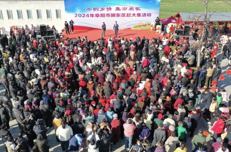 周邊群眾前來“趕集”。 颍東區委宣傳部供圖