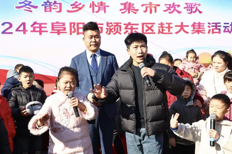 颍東網絡大V王永志師徒們助陣演出。颍東區委宣傳部供圖