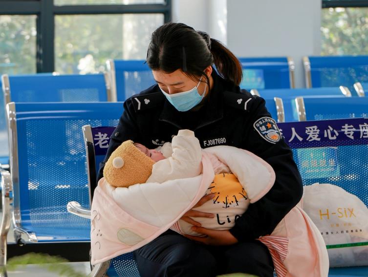 女輔警孫思雅變身“臨時寶媽”。