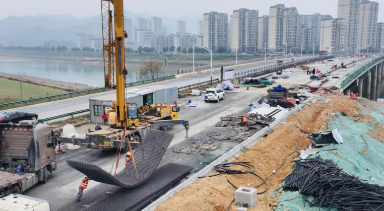 项目建设区域热火朝天的施工景象。