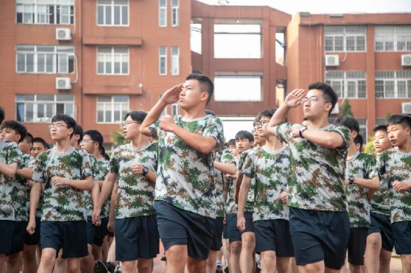 庐阳高中高一新生军训。