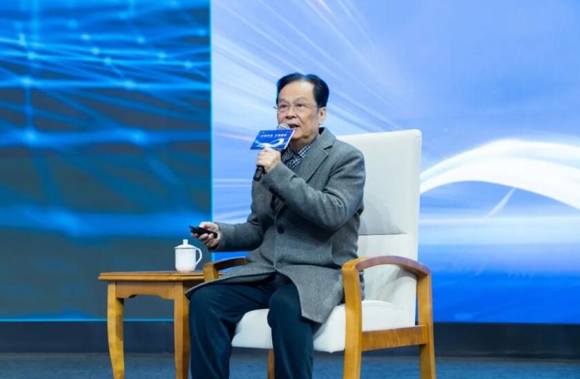 郭光燦院士作《量子計算發展現狀》主題報告。