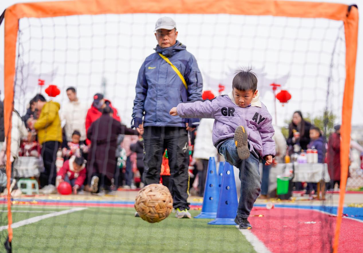 孩子們在進行蹴鞠游戲。