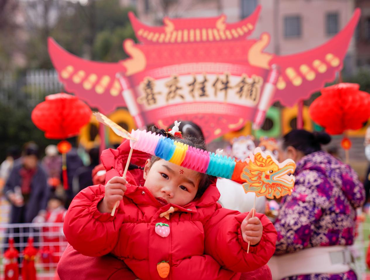 小朋友開心地玩起迷你小彩龍。