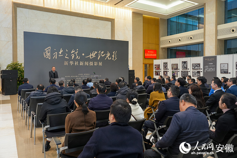 摄影展开展现场。人民网记者 苗子健摄